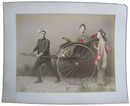 明治期手彩写真　人力車に乗る女性１