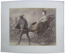 明治期手彩写真　人力車に乗る女性２