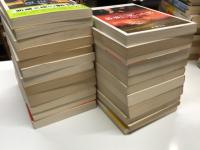 新潮文庫 フリーマントル 著作 22冊セット　チャーリー・マフィン シリーズ: 呼びだされた男 / チャーリー・マフィン シリーズ: 罠にかけられた男 / チャーリー・マフィン シリーズ: 再び消されかけた男 / チャーリー・マフィン シリーズ: 追いつめられた男 / チャーリー・マフィン シリーズ: 亡命者はモスクワをめざす / チャーリー・マフィン シリーズ: 暗殺者を愛した女 / チャーリー・マフィン シリーズ: 報復 上巻・下巻 / 最後に笑った男 上巻・下巻 / 消されかけた男 / 別れを告げに来た男 / 収容所から出された男 / 十一月の男 / 明日を望んだ男 / 黄金をつくる男 / 第五の日に帰って行った男 / クレムリン・キス / スパイよ さらば / 空白の記録 孤児救済作戦の真相を知った男 / ディーケンの戦い / 名門ホテル乗っ取り工作