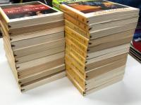 新潮文庫 フリーマントル 著作 22冊セット　チャーリー・マフィン シリーズ: 呼びだされた男 / チャーリー・マフィン シリーズ: 罠にかけられた男 / チャーリー・マフィン シリーズ: 再び消されかけた男 / チャーリー・マフィン シリーズ: 追いつめられた男 / チャーリー・マフィン シリーズ: 亡命者はモスクワをめざす / チャーリー・マフィン シリーズ: 暗殺者を愛した女 / チャーリー・マフィン シリーズ: 報復 上巻・下巻 / 最後に笑った男 上巻・下巻 / 消されかけた男 / 別れを告げに来た男 / 収容所から出された男 / 十一月の男 / 明日を望んだ男 / 黄金をつくる男 / 第五の日に帰って行った男 / クレムリン・キス / スパイよ さらば / 空白の記録 孤児救済作戦の真相を知った男 / ディーケンの戦い / 名門ホテル乗っ取り工作