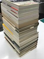 田中長徳著作　17冊セット　①カメラはライカ 金属魔境へのご招待＝1997年8月20日・光文社文庫発行、326頁 / ②ライカはエライ カメラと写真の原点＝2000年7月15日・知恵の森文庫発行、235頁 / ③カメラに訊け！知的に遊ぶ写真生活＝2009年3月10日・ちくま新書発行、226頁 / ④カラー版 カメラは知的な遊びなのだ。＝2008年3月25日・アスキー新書発行、190頁 / ⑤1993間違いだらけのカメラ選び＝1993年3月20日・第4刷・ICP発行、335頁 / ⑥ライカの謎 謎のライカ＝1994年12月14日・ICP発行、307頁 ※ヤケあり / ⑦間違いだらけのカメラ選び別巻1 くさっても、ライカ＝1994年2月1日・ICP発行、251頁 ※背表紙まわりが薄く退色 / ⑧カメラジャーナル新書14 くさっても、ライカ 2 ＝1999年9月15日・アルファベータ発行、286頁 / ⑨カメラジャーナル新書17 ライカ対らいか＝2001年12月31日・アルファベータ発行、255頁 / ⑩カメラジャーナル新書2 温故知新のコンタックスG1＝1996年1月31日・第2刷・アルファベータ発行、234頁 / ⑪さらば、ライカ: アナログ派のためのデジカメ活用術＝2005年7月11日・廣済堂発行、246頁 ※背表紙まわりが薄く退色 / ⑫晴れたらライカ、雨ならデジカメ＝2007年6月1日・岩波書店発行、189頁 / ⑬ライカと味噌汁 ライカが見た東京＝2005年8月3日・東京書籍発行、209頁 / ⑭ライカを買う理由＝2004年4月5日・東京書籍発行、251頁 / ⑮名機礼讃 愛すべき写真機たちの肖像＝1993年5月1日・第4刷・日本カメラ社発行 / ⑯名機礼讃2 語りだすディテール＝1996年11月5日・日本カメラ社、279頁 / ⑰名機礼讃3 銀塩写真機へのオマージュ＝2007年12月25日・日本カメラ社発行、261頁