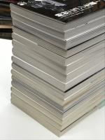 枻文庫 カメラ関連著作 17冊セット　①絶対ニコン主義！なぜ僕たちはNikonに魅了されるのか マニュアルカメラ編集部・編＝2002年11月20日発行、173頁 / ②M型ライカ ヒストリーブック ライカ通信編集部・編＝2003年3月20日発行、155頁 / ③魅惑のコンタックスTシリーズ マニュアルカメラ編集部・編＝2003年4月20日発行、170頁 / ④ニコンF3最強伝説 マニュアルカメラ編集部・編＝2005年9月30日発行、171頁 / ⑤悦楽GR 青山祐介＋マニュアルカメラ編集部・編＝2007年1月30日発行、171頁 / ⑥ポラロイドの時間 藤田一咲・著＝2006年3月30日発行、219頁 / ⑦ローライフレックスの時間 藤田一咲・著＝2005年11月30日発行、219頁 / ⑧ハッセルブラッドの時間 藤田一咲・著＝2003年12月20日発行、186頁 / ⑨ツァイス紀行 田中長徳・著＝2006年1月30日発行、185頁 / ⑩僕とカメラの旅時間 ノルマンディでコンタックス、な日々 峰谷秀人・著＝2005年1月30日発行、187頁 / ⑪スローカメラの休日 田村彰英・著＝2005年5月30日発行、171頁 / ⑫銘機浪漫 カメラが僕にくれたもの 森谷修・著＝2006年3月30日発行、187頁 / ⑬ライカ百景 佐々木悟郎・著＝2004年6月20日発行、187頁 / ⑭ライカとモノクロの日々 内田ユキオ・著＝2003年1月20日発行、189頁 / ⑮旅、ときどきライカ 稲垣徳文・著＝2005年5月30日発行、187頁 / ⑯ずんちゃちゃカメラ節 蜂谷秀人・著＝2008年3月30日発行、191頁 / ⑰hanaのご近所写真散歩 hana・著＝2008年1月30日発行、185頁