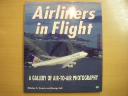 洋書　Airliners in Flight　 A Gallery of Air-To-Air Photography