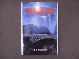 洋書　The Smoke That Thunders