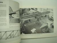 洋書　FLYING THE P-12