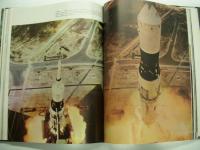 洋書　Footprints on the Moon