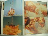 洋書　Footprints on the Moon