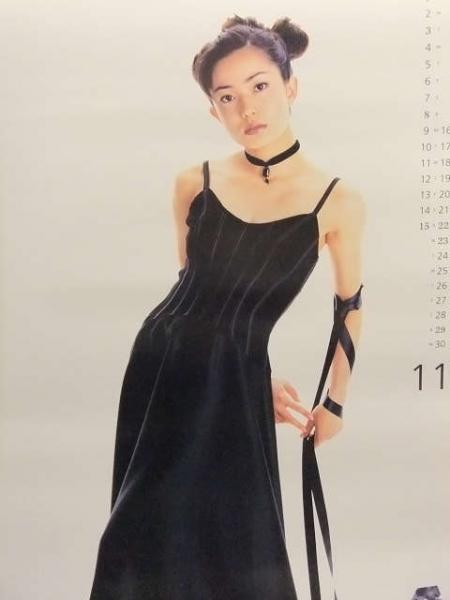 23区 菅野美穂着用　ポンチョ　未使用 100円スタート】菅野美穂 写真集 『定本 菅野美穂』 の商品詳細