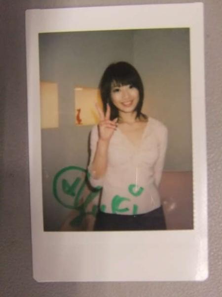 大江友紀 緑字直筆サイン入り チェキ AV女優 / 古本、中古本、古書籍の
