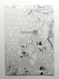 中央・瞬きなく