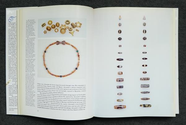 The History of Beads: From 30,000 B.C. to the Present(著 : Lois