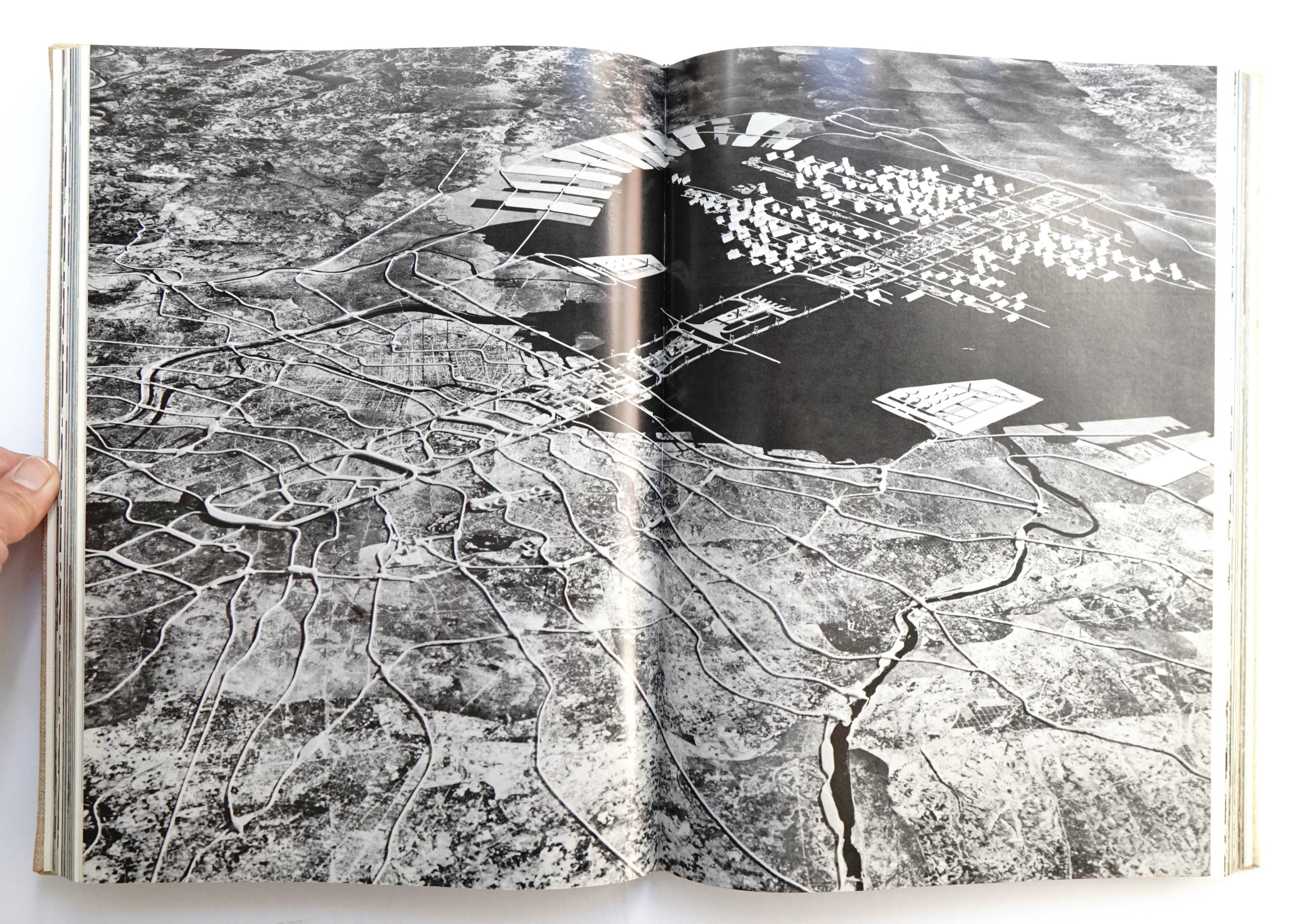丹下健三 建築と都市(丹下健三 : 著) / 古本、中古本、古書籍の通販は