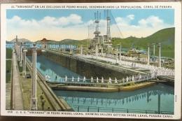 絵葉書　EL "ARKANNSAS″EN LAS ESCLUSAS DE PEDRO MIGUEL DESEMBARCANDO LA TRIPULACION, CANAL DE PANAMA （85B U. S. S. "ARKANSAS″IN PEDRO MIGUEL LOCKS, SHOWING SAILORS GETTING SHORE LEAVE, PANAMA CANAL）