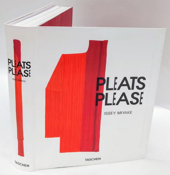 BOOK｜TASCHEN｜17人の執筆者と約400点の画像で編纂『PLEATS
