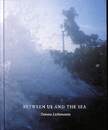 わたしたちと海のあいだ（英）　BETWEEN US AND THE SEA