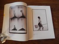 写真集　UJJ ZSUZSI: Fotós munkák / Photoworks 1985-1991
Published by: MissionArt Galéria, Budapest
Release Date: 2013
Contributors: OLTAI Kata
Genre: monography / monográfia
Pages: 214
ズズシ・ウジ
1959年生まれ　政治的・文化的に孤立していた時代にブダペストで暮らし、制作活動を行っていた。しかし彼女の作品は極めて現代的、今日のアート界に見られる多くの潮流に先んじ、シュルレアリスムやパフォーマンスアートといった先端的な表現手法とも共鳴。ウジは写真家であり、詩人であり、歌手であった。そして、1980年代のブダペストで活気に満ちていた、当時勃興しつつあったアンダーグラウンド・アートと音楽シーンの一員。彼女は、60年代と70年代に既に活動していた戦後ハンガリーのネオ・アヴァンギャルドと、1980年代に成人した若い世代、そして彼女自身も属していた世代の両方にルーツを持つ。自身の身体を用いることで、彼女はハンガリー国内外で主要なフェミニストたちと対話するようになりました。同時に、ウジの作品は、ハンガリーが世界に門戸を開きつつあったものの、市場はほぼ存在せず、アーティストたちはそれぞれ独自の半私的なネットワークを維持していた過渡期を捉えてる。そのため、ウジの作品からは、当時の既存のアートセンターから発信される作品には稀にしか見られない、ある種の脆さと真正さが感じられる。
