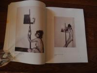 写真集　UJJ ZSUZSI: Fotós munkák / Photoworks 1985-1991
Published by: MissionArt Galéria, Budapest
Release Date: 2013
Contributors: OLTAI Kata
Genre: monography / monográfia
Pages: 214
ズズシ・ウジ
1959年生まれ　政治的・文化的に孤立していた時代にブダペストで暮らし、制作活動を行っていた。しかし彼女の作品は極めて現代的、今日のアート界に見られる多くの潮流に先んじ、シュルレアリスムやパフォーマンスアートといった先端的な表現手法とも共鳴。ウジは写真家であり、詩人であり、歌手であった。そして、1980年代のブダペストで活気に満ちていた、当時勃興しつつあったアンダーグラウンド・アートと音楽シーンの一員。彼女は、60年代と70年代に既に活動していた戦後ハンガリーのネオ・アヴァンギャルドと、1980年代に成人した若い世代、そして彼女自身も属していた世代の両方にルーツを持つ。自身の身体を用いることで、彼女はハンガリー国内外で主要なフェミニストたちと対話するようになりました。同時に、ウジの作品は、ハンガリーが世界に門戸を開きつつあったものの、市場はほぼ存在せず、アーティストたちはそれぞれ独自の半私的なネットワークを維持していた過渡期を捉えてる。そのため、ウジの作品からは、当時の既存のアートセンターから発信される作品には稀にしか見られない、ある種の脆さと真正さが感じられる。
