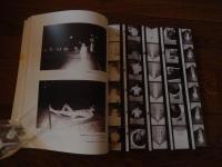 写真集　UJJ ZSUZSI: Fotós munkák / Photoworks 1985-1991
Published by: MissionArt Galéria, Budapest
Release Date: 2013
Contributors: OLTAI Kata
Genre: monography / monográfia
Pages: 214
ズズシ・ウジ
1959年生まれ　政治的・文化的に孤立していた時代にブダペストで暮らし、制作活動を行っていた。しかし彼女の作品は極めて現代的、今日のアート界に見られる多くの潮流に先んじ、シュルレアリスムやパフォーマンスアートといった先端的な表現手法とも共鳴。ウジは写真家であり、詩人であり、歌手であった。そして、1980年代のブダペストで活気に満ちていた、当時勃興しつつあったアンダーグラウンド・アートと音楽シーンの一員。彼女は、60年代と70年代に既に活動していた戦後ハンガリーのネオ・アヴァンギャルドと、1980年代に成人した若い世代、そして彼女自身も属していた世代の両方にルーツを持つ。自身の身体を用いることで、彼女はハンガリー国内外で主要なフェミニストたちと対話するようになりました。同時に、ウジの作品は、ハンガリーが世界に門戸を開きつつあったものの、市場はほぼ存在せず、アーティストたちはそれぞれ独自の半私的なネットワークを維持していた過渡期を捉えてる。そのため、ウジの作品からは、当時の既存のアートセンターから発信される作品には稀にしか見られない、ある種の脆さと真正さが感じられる。
