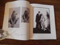 写真集　UJJ ZSUZSI: Fotós munkák / Photoworks 1985-1991
Published by: MissionArt Galéria, Budapest
Release Date: 2013
Contributors: OLTAI Kata
Genre: monography / monográfia
Pages: 214
ズズシ・ウジ
1959年生まれ　政治的・文化的に孤立していた時代にブダペストで暮らし、制作活動を行っていた。しかし彼女の作品は極めて現代的、今日のアート界に見られる多くの潮流に先んじ、シュルレアリスムやパフォーマンスアートといった先端的な表現手法とも共鳴。ウジは写真家であり、詩人であり、歌手であった。そして、1980年代のブダペストで活気に満ちていた、当時勃興しつつあったアンダーグラウンド・アートと音楽シーンの一員。彼女は、60年代と70年代に既に活動していた戦後ハンガリーのネオ・アヴァンギャルドと、1980年代に成人した若い世代、そして彼女自身も属していた世代の両方にルーツを持つ。自身の身体を用いることで、彼女はハンガリー国内外で主要なフェミニストたちと対話するようになりました。同時に、ウジの作品は、ハンガリーが世界に門戸を開きつつあったものの、市場はほぼ存在せず、アーティストたちはそれぞれ独自の半私的なネットワークを維持していた過渡期を捉えてる。そのため、ウジの作品からは、当時の既存のアートセンターから発信される作品には稀にしか見られない、ある種の脆さと真正さが感じられる。
