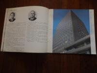 札幌市役所新庁舎竣工記念パンフレット　昭和46年11月
札幌市役所新庁舎は昭和46年（1971年）11月13日に竣工、札幌オリンピックの開催を目前に控えて建てられた地上19階・地下2階建ての建物で、現在の本庁舎として札幌の街のシンボルの一つとなっています。完成当時は市内で最も高い建物で、市民の利用する展望回廊も備え、都市基盤整備の象徴でもありました。 
竣工日: 昭和46年11月13日 (1971年11月13日)
    着工日: 昭和44年5月12日 (1969年5月12日)
    構造: 地下2階、地上19階建て
    特徴: 札幌の街並みを望める展望回廊（無料）がある。
    背景: 翌年の札幌オリンピックに向けた交通・都市機能整備の一環として建設され、人口100万人突破と同時期の落成だった。 

全22頁　25cm-24.5cm