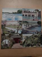 昭和30年代　羽村の堰　絵葉書6点タトウ付

羽村取水堰は、多摩川の河口から上流約54㎞に位置し、川をせき止める投渡堰、固定堰、魚類が行き来する魚道及びせき止めた水を取り入れる第一水門から構成。羽村取水堰は玉川上水と同時に建設され、承応２（1653）年に完成。玉川上水は、江戸の人口が増えたため幕府が多摩川の水を江戸に引く計画を立て、当初は国立の青柳付近、次いで福生の熊川付近に取水口を設けましたが失敗し、現在の羽村地点となった。堰は、明治33（1900）年、大正13（1924）年の増改築を経て現在に至る。堰の構造上、通常時は全量取水して小吐水門から毎秒２立方メートルを放流しているが、台風などの洪水時は、投渡堰を取り払うことで河川水位の上昇を抑え、堰の安全性を確保している。投渡堰は非常に珍しい型式で、川に直角に鉄のけたを渡し、これに杉丸太をたてかけ、横に差込丸太を設置し、そだ（木の枝を束ねたもの）、砂利等を用いて堰を作ります。台風等の大雨により多摩川の水位が上がり、一定の水位を超えるとけたを外して堰自体を下流に流します。これを投渡木払いといいます。その後、水位が下がると堰を再構築、この作業を仕付けといい、昔からの技術が途切れることなく現在まで伝わっている。取水した原水は、村山・山口貯水池や小作浄水場へ導水しているほか、玉川上水路を経て、東村山浄水場にも導水してる。