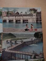 昭和30年代　羽村の堰　絵葉書6点タトウ付

羽村取水堰は、多摩川の河口から上流約54㎞に位置し、川をせき止める投渡堰、固定堰、魚類が行き来する魚道及びせき止めた水を取り入れる第一水門から構成。羽村取水堰は玉川上水と同時に建設され、承応２（1653）年に完成。玉川上水は、江戸の人口が増えたため幕府が多摩川の水を江戸に引く計画を立て、当初は国立の青柳付近、次いで福生の熊川付近に取水口を設けましたが失敗し、現在の羽村地点となった。堰は、明治33（1900）年、大正13（1924）年の増改築を経て現在に至る。堰の構造上、通常時は全量取水して小吐水門から毎秒２立方メートルを放流しているが、台風などの洪水時は、投渡堰を取り払うことで河川水位の上昇を抑え、堰の安全性を確保している。投渡堰は非常に珍しい型式で、川に直角に鉄のけたを渡し、これに杉丸太をたてかけ、横に差込丸太を設置し、そだ（木の枝を束ねたもの）、砂利等を用いて堰を作ります。台風等の大雨により多摩川の水位が上がり、一定の水位を超えるとけたを外して堰自体を下流に流します。これを投渡木払いといいます。その後、水位が下がると堰を再構築、この作業を仕付けといい、昔からの技術が途切れることなく現在まで伝わっている。取水した原水は、村山・山口貯水池や小作浄水場へ導水しているほか、玉川上水路を経て、東村山浄水場にも導水してる。