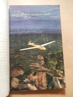 日本学生航空連盟 1961　財団法人日本学生航空連盟の概要　1961年版　全60頁

日本学生航空連盟は昭和5年（1930年）4月に結成。太平洋戦争で活動は中断、昭和27年に航空再開を待ちかねていた全国20の大学が集まり、連盟を再発足。昭和34年（1959年）に学生グライダースポーツ団体として、文部省所管の財団法人として認可を受け活動。