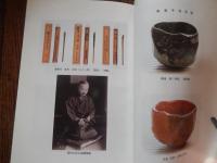 高橋箒庵と護国寺 熊倉功夫編 出版社 大本山護国寺 刊行年 平成18 年全81頁  非売品 

高橋 義雄（1861年10月2日（文久元年8月28日） - 1937年（昭和12年）12月12日）日本の実業家。茶人・高橋箒庵としても知られる。 王子製紙の専務を最後に、1911年（明治44年）50歳のときに実業界を引退し、以後は茶道三昧の生活を送り、風雅の道を通じて各界の名士と広く交際した[10]。『大正名器鑑』、『東都茶会記』など、茶道に関する著作が多数ある。72歳のとき自伝的随筆『箒のあと』を新聞連載し、翌1933年に出版。高橋は護国寺の檀徒総代を務めており、護国寺を茶道の総本山にしようと考えていた。護国寺への松平不昧公の分墓、園城寺日光院客殿の移築、茶室の整備などを行い、茶道振興に尽力した。三越の宣伝ポスターに使われ、15円切手にもなった岡田三郎助の『某婦人の肖像』(1907年)のモデルは、高橋義雄の妻・千代とされる。