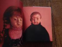 HASEGAWA HIROKO DOLLS PHOTO ALBUM　長谷川裕子木彫作品集　
1960年栃木県生まれ。82年エコール・ド・シモン入学。85年創形美術学校造形科卒業。広島星ビル、柴田悦子画廊、東京大丸、日本橋高島屋等で個展。栃木県立美術館、銀座人形館Angel Dolls、吉徳等で企画展参加。桂の木　木彫。全34頁。