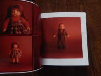 HASEGAWA HIROKO DOLLS PHOTO ALBUM　長谷川裕子木彫作品集　
1960年栃木県生まれ。82年エコール・ド・シモン入学。85年創形美術学校造形科卒業。広島星ビル、柴田悦子画廊、東京大丸、日本橋高島屋等で個展。栃木県立美術館、銀座人形館Angel Dolls、吉徳等で企画展参加。桂の木　木彫。全34頁。