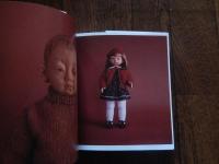 HASEGAWA HIROKO DOLLS PHOTO ALBUM　長谷川裕子木彫作品集　
1960年栃木県生まれ。82年エコール・ド・シモン入学。85年創形美術学校造形科卒業。広島星ビル、柴田悦子画廊、東京大丸、日本橋高島屋等で個展。栃木県立美術館、銀座人形館Angel Dolls、吉徳等で企画展参加。桂の木　木彫。全34頁。