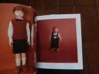 HASEGAWA HIROKO DOLLS PHOTO ALBUM　長谷川裕子木彫作品集　
1960年栃木県生まれ。82年エコール・ド・シモン入学。85年創形美術学校造形科卒業。広島星ビル、柴田悦子画廊、東京大丸、日本橋高島屋等で個展。栃木県立美術館、銀座人形館Angel Dolls、吉徳等で企画展参加。桂の木　木彫。全34頁。