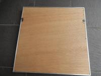 上村占魚自筆陶版額装「鶴壽不知其紀」46cm-46cm厚さ4cm

上村占魚　1920年（大正9年）に熊本県人吉に生まれ、中学のときに俳句を始める。その後、東京芸術大学の前身である東京美術学校出身、梅原龍三郎と同期。漆芸を学びつつ、「ホトトギス」へ投句をはじめ高浜虚子や松本たかしに師事。卒業後群馬県立富岡高等女学校の図画教師となるも、校長と方針が合わずに1年で退職。1949年に自身が主宰をつとめる「みそさざい」創刊、1959年に高浜虚子が亡くなると「ホトトギス」を離脱。上村占魚は旅と酒をこよなく愛し、川端康成や斎藤茂吉、吉野秀雄など多くの人と交流。俳句だけでなく随筆や書、作陶など他の芸術文化にも優れていましたが、1996年に亡くなる。

 