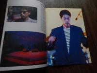 2冊　稲垣潤一コンサートツアー1987  Final Edition at BUDOHKAN 1987年

稲垣 潤一1953年〈昭和28年〉生まれ。歌手、ドラマー。宮城県仙台市出身。所属レーベルはユニバーサルミュージック内のUSM JAPAN。高校で初めてバンドを作りながら本格的なバンド活動を始め、仙台で「フェイセス」を結成した。その後、仙台のライブハウスや横須賀や立川の米軍キャンプ等で演奏を続けるうち、その歌声の良さに仙台の店でスカウト。デビュー前にCMソングを歌い、「スーパーポップボーカル」というキャッチコピーで1982年1月21日に東芝EMIよりシングル「雨のリグレット」でデビュー。3枚目のシングル「ドラマティック・レイン」で自身初のTOP10入りを果たす。1986年から1989年にかけてオリジナル・アルバムが4作連続1位を獲得。