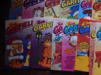 全34冊　Garfield mit Orson  1987年 Nr.2〜Nr.5.1988年 Nr.7〜Nr.12.1989年 Nr.1〜Nr.3.Nr.5. Nr.8〜Nr.12.1990年 Nr.1〜Nr.11
1991年 Nr.2.1992年Nr.8.GARFIELD SOMMER-SONDERHEFT1990 GARFIELD SONDER HEET1988　Verlag: Bavaria Comic Verlag GmbH 　ガーフィールド コミック

by Jim Davis (Author)

Garfield Comic

ガーフィールド（Garfield）は、
1978年にジム・デイビスによって生み出された、世界一有名とも言われるオレンジ色のぽっちゃり猫の漫画キャラクター。ラザニアが大好きで、月曜日とダイエット、お風呂が大嫌いな怠け者だが、どこか憎めない性格で、飼い主ジョンや犬のオーディと騒動を巻き起こす。 