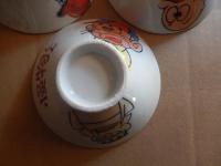 子供茶碗5個セット ロボタン　ウメ星デンカ　怪物くん　ピュー太　トッポ・ジージョ　昭和レトロ　

藤子不二雄『ウメ星デンカ』、藤子不二雄名義で発表されたギャグ漫画・SF漫画、また同作を原作としたアニメ作品。1968年から1970年まで雑誌連載、1969年にテレビアニメ化。アニメ化された当時の品です。 

『怪物くん』は、藤子不二雄名義で発表された日本のギャグ漫画作品。1965年の初出時から安孫子素雄の単独執筆作品。 1968年にはモノクロテレビアニメ。

ピュー太　原案：ムロタニ・ツネ象構成：斎藤賢、光延博愛、永沢詢作画監督：小華和。ためお頭にショックを受けると素晴らしい発明がひらめくというツルリ研究所のツルリ博士の孫・ピュー太が、博士と共にさまざまなメカを開発し、その発明を妨害したり悪用しようとする天才科学者・ワルサ―7世とその助手・ブレーキたちと繰り広げるドタバタギャグアニメーション。その息をもつかせぬめまぐるしい展開とストーリーは、今見ても飽きさせない時代を先取りした傑作。

トッポ・ジージョ（Toppo Gigio）は、マリア・ペレーゴ原作のイタリア生まれのネズミの男の子のキャラクター。大きな耳とブロンドの髪が特徴で、1960年代に人形劇で世界的人気を博しました。