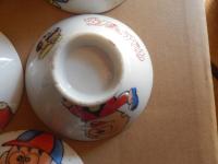 子供茶碗5個セット ロボタン　ウメ星デンカ　怪物くん　ピュー太　トッポ・ジージョ　昭和レトロ　

藤子不二雄『ウメ星デンカ』、藤子不二雄名義で発表されたギャグ漫画・SF漫画、また同作を原作としたアニメ作品。1968年から1970年まで雑誌連載、1969年にテレビアニメ化。アニメ化された当時の品です。 

『怪物くん』は、藤子不二雄名義で発表された日本のギャグ漫画作品。1965年の初出時から安孫子素雄の単独執筆作品。 1968年にはモノクロテレビアニメ。

ピュー太　原案：ムロタニ・ツネ象構成：斎藤賢、光延博愛、永沢詢作画監督：小華和。ためお頭にショックを受けると素晴らしい発明がひらめくというツルリ研究所のツルリ博士の孫・ピュー太が、博士と共にさまざまなメカを開発し、その発明を妨害したり悪用しようとする天才科学者・ワルサ―7世とその助手・ブレーキたちと繰り広げるドタバタギャグアニメーション。その息をもつかせぬめまぐるしい展開とストーリーは、今見ても飽きさせない時代を先取りした傑作。

トッポ・ジージョ（Toppo Gigio）は、マリア・ペレーゴ原作のイタリア生まれのネズミの男の子のキャラクター。大きな耳とブロンドの髪が特徴で、1960年代に人形劇で世界的人気を博しました。