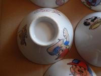 子供茶碗5個セット ロボタン　ウメ星デンカ　怪物くん　ピュー太　トッポ・ジージョ　昭和レトロ　

藤子不二雄『ウメ星デンカ』、藤子不二雄名義で発表されたギャグ漫画・SF漫画、また同作を原作としたアニメ作品。1968年から1970年まで雑誌連載、1969年にテレビアニメ化。アニメ化された当時の品です。 

『怪物くん』は、藤子不二雄名義で発表された日本のギャグ漫画作品。1965年の初出時から安孫子素雄の単独執筆作品。 1968年にはモノクロテレビアニメ。

ピュー太　原案：ムロタニ・ツネ象構成：斎藤賢、光延博愛、永沢詢作画監督：小華和。ためお頭にショックを受けると素晴らしい発明がひらめくというツルリ研究所のツルリ博士の孫・ピュー太が、博士と共にさまざまなメカを開発し、その発明を妨害したり悪用しようとする天才科学者・ワルサ―7世とその助手・ブレーキたちと繰り広げるドタバタギャグアニメーション。その息をもつかせぬめまぐるしい展開とストーリーは、今見ても飽きさせない時代を先取りした傑作。

トッポ・ジージョ（Toppo Gigio）は、マリア・ペレーゴ原作のイタリア生まれのネズミの男の子のキャラクター。大きな耳とブロンドの髪が特徴で、1960年代に人形劇で世界的人気を博しました。