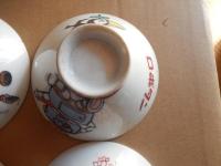 子供茶碗5個セット ロボタン　ウメ星デンカ　怪物くん　ピュー太　トッポ・ジージョ　昭和レトロ　

藤子不二雄『ウメ星デンカ』、藤子不二雄名義で発表されたギャグ漫画・SF漫画、また同作を原作としたアニメ作品。1968年から1970年まで雑誌連載、1969年にテレビアニメ化。アニメ化された当時の品です。 

『怪物くん』は、藤子不二雄名義で発表された日本のギャグ漫画作品。1965年の初出時から安孫子素雄の単独執筆作品。 1968年にはモノクロテレビアニメ。

ピュー太　原案：ムロタニ・ツネ象構成：斎藤賢、光延博愛、永沢詢作画監督：小華和。ためお頭にショックを受けると素晴らしい発明がひらめくというツルリ研究所のツルリ博士の孫・ピュー太が、博士と共にさまざまなメカを開発し、その発明を妨害したり悪用しようとする天才科学者・ワルサ―7世とその助手・ブレーキたちと繰り広げるドタバタギャグアニメーション。その息をもつかせぬめまぐるしい展開とストーリーは、今見ても飽きさせない時代を先取りした傑作。

トッポ・ジージョ（Toppo Gigio）は、マリア・ペレーゴ原作のイタリア生まれのネズミの男の子のキャラクター。大きな耳とブロンドの髪が特徴で、1960年代に人形劇で世界的人気を博しました。