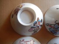 子供茶碗5個セット ロボタン　ウメ星デンカ　怪物くん　ピュー太　トッポ・ジージョ　昭和レトロ　

藤子不二雄『ウメ星デンカ』、藤子不二雄名義で発表されたギャグ漫画・SF漫画、また同作を原作としたアニメ作品。1968年から1970年まで雑誌連載、1969年にテレビアニメ化。アニメ化された当時の品です。 

『怪物くん』は、藤子不二雄名義で発表された日本のギャグ漫画作品。1965年の初出時から安孫子素雄の単独執筆作品。 1968年にはモノクロテレビアニメ。

ピュー太　原案：ムロタニ・ツネ象構成：斎藤賢、光延博愛、永沢詢作画監督：小華和。ためお頭にショックを受けると素晴らしい発明がひらめくというツルリ研究所のツルリ博士の孫・ピュー太が、博士と共にさまざまなメカを開発し、その発明を妨害したり悪用しようとする天才科学者・ワルサ―7世とその助手・ブレーキたちと繰り広げるドタバタギャグアニメーション。その息をもつかせぬめまぐるしい展開とストーリーは、今見ても飽きさせない時代を先取りした傑作。

トッポ・ジージョ（Toppo Gigio）は、マリア・ペレーゴ原作のイタリア生まれのネズミの男の子のキャラクター。大きな耳とブロンドの髪が特徴で、1960年代に人形劇で世界的人気を博しました。