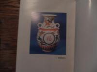 城山荘と城山窯 : 昭和の残影 大磯町郷土資料館編
    出版社 大磯町郷土資料館
    ページ数 71p
    サイズ 26cm 
城山荘、三井家第10代当主・三井高棟が神奈川県大磯に築いた大規模な別邸で、1930年代に完成し、国宝「如庵」も移築された。その敷地内に高棟が築窯したのが城山窯、1937年から16代永樂善五郎らを招いて、箱根の土や茶庭の土を用いた茶陶を制作した三井家の御庭焼です。 城山荘 : 三井八郎右衛門高棟が1895年頃に購入した土地に、1933年頃から本格的に整備した邸宅。国宝の茶室「如庵」や、各地から集められた歴史的建造物の古材が活用されていた。現在は大磯町にある「県立大磯城山公園」の旧三井別邸地区となっている。城山窯 (三井家御庭焼): 城山荘の敷地内で、三井高棟が好みの茶器を制作するために築かせた窯。1937年に16代永樂善五郎が指導し、永樂作や高棟自身の作品が焼かれた。作風: 交趾の花入や香炉、仁清写しの茶碗など、優美な茶陶が中心。高棟が好んだ「大涌谷・小涌谷の土」や「城山荘の敷地の土」が使われた。 1945年に休窯し、一時は初代川瀬竹春が引き継いだが、1954年頃に廃窯。 