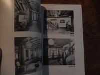 城山荘と城山窯 : 昭和の残影 大磯町郷土資料館編
    出版社 大磯町郷土資料館
    ページ数 71p
    サイズ 26cm 
城山荘、三井家第10代当主・三井高棟が神奈川県大磯に築いた大規模な別邸で、1930年代に完成し、国宝「如庵」も移築された。その敷地内に高棟が築窯したのが城山窯、1937年から16代永樂善五郎らを招いて、箱根の土や茶庭の土を用いた茶陶を制作した三井家の御庭焼です。 城山荘 : 三井八郎右衛門高棟が1895年頃に購入した土地に、1933年頃から本格的に整備した邸宅。国宝の茶室「如庵」や、各地から集められた歴史的建造物の古材が活用されていた。現在は大磯町にある「県立大磯城山公園」の旧三井別邸地区となっている。城山窯 (三井家御庭焼): 城山荘の敷地内で、三井高棟が好みの茶器を制作するために築かせた窯。1937年に16代永樂善五郎が指導し、永樂作や高棟自身の作品が焼かれた。作風: 交趾の花入や香炉、仁清写しの茶碗など、優美な茶陶が中心。高棟が好んだ「大涌谷・小涌谷の土」や「城山荘の敷地の土」が使われた。 1945年に休窯し、一時は初代川瀬竹春が引き継いだが、1954年頃に廃窯。 