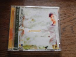 ソングライン - 羅針盤　見本盤CD帯付 　Pヴァイン・レコード 

強烈なギター・ソロと穏やかで揺ぎ無い歌とのパートの対比が印象的な「がれきの空」で幕をあけるサード・アルバム。
全2作以上にスケールが大きな歌と演奏を前に聴き手は時間の感覚を放棄せざるを得ない。まるで彼岸の彼方から聴こえてくるような歌。いわゆるアシッド・フォークの名盤としても重宝されるであろう一枚。もちろん一切の芝居っ気も感じられない。深度と純度を兼ね備えた湖のようでもある。
ここまでのワーナーの3枚、山本精一(ヴォーカル&ギター)、須原敬三(ベース)、伴野健(ドラムス)、吉田正幸(キーボード)というラインナップによるバンドの作品を三部作とするのはラストに収録された、その名もずばり「羅針盤」。
