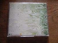 ソングライン - 羅針盤　見本盤CD帯付 　Pヴァイン・レコード 

強烈なギター・ソロと穏やかで揺ぎ無い歌とのパートの対比が印象的な「がれきの空」で幕をあけるサード・アルバム。
全2作以上にスケールが大きな歌と演奏を前に聴き手は時間の感覚を放棄せざるを得ない。まるで彼岸の彼方から聴こえてくるような歌。いわゆるアシッド・フォークの名盤としても重宝されるであろう一枚。もちろん一切の芝居っ気も感じられない。深度と純度を兼ね備えた湖のようでもある。
ここまでのワーナーの3枚、山本精一(ヴォーカル&ギター)、須原敬三(ベース)、伴野健(ドラムス)、吉田正幸(キーボード)というラインナップによるバンドの作品を三部作とするのはラストに収録された、その名もずばり「羅針盤」。
