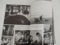 シナリオ 若者の旗（「若者たち」）/山内久】映画「若者たち」全国上映委員会/昭和４５年　
山内久映画「若者たち」全国上映委員会・発行/’７０年　


「若者たち」「若者はゆく　－続若者たち－」に続く第三作。脚本、監督、撮影も前作と同じく、山内久、森川時久、宮島義勇がそれぞれ担当。
佐藤家の五人兄弟はそれぞれにさまざまな問題をかかえて生きていた。三郎は高等学校の教師をしていたが、校長と意見が合わずやめてしまい、今は昼間、出版社で働き、夜は夜間中学で教べんをとっていた。社会の底辺に置かれ少年たちも、それぞれの悪環境と戦いながら勉学に励んでいた。その中の一人、努少年は蒸発した父の借金返しに町工場でタダ働き同様に毎日を送っていた。オリエは恋人と信じていた戸坂の病気を見舞ったが、そこで将来結婚を約束したという西田和子を紹介され、がく然となった。戸坂は佐藤家を訪ねて自分の置かれている切実な状況を打ち明け、太郎や三郎に許しを乞うた。オリエは悲しみにたえ、動揺する戸坂にいつまでも平和運動を続けようと励ました。末吉は、今では会社内でも指折りの自動車セールスマンとして活躍し、所長の姪みわと恋愛中だった。独立してみわとの結婚も真剣に考え末吉の稼ぎっぷりは、ますます猛烈になっていった。同僚を裏切っても良心に恥じることさえ忘れた。そんな末吉を見て、みわは「あなたという機械の部品にされるのはいやだ」といって去ってしまいそれからの末吉の行動はますます荒み、太郎や三郎との衝突も激しさを増していった。一方、次郎は町子と口論を続けながらも桃太郎という愛児をもうけ、その生活ぶりはまずまず順調だった。末吉は三郎の激しい説得にようやく自分の「金とセックスとバクチのために生きている」という生き方に疑問を感じ始め、次郎と町子の子供、桃太郎を見たとき自分の内に芽ばえてくる新しい生命力を感じ、今までの生活を考え直して、一から出なおす決心をした。 