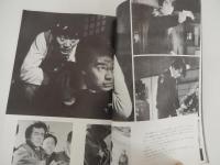 シナリオ 若者の旗（「若者たち」）/山内久】映画「若者たち」全国上映委員会/昭和４５年　
山内久映画「若者たち」全国上映委員会・発行/’７０年　


「若者たち」「若者はゆく　－続若者たち－」に続く第三作。脚本、監督、撮影も前作と同じく、山内久、森川時久、宮島義勇がそれぞれ担当。
佐藤家の五人兄弟はそれぞれにさまざまな問題をかかえて生きていた。三郎は高等学校の教師をしていたが、校長と意見が合わずやめてしまい、今は昼間、出版社で働き、夜は夜間中学で教べんをとっていた。社会の底辺に置かれ少年たちも、それぞれの悪環境と戦いながら勉学に励んでいた。その中の一人、努少年は蒸発した父の借金返しに町工場でタダ働き同様に毎日を送っていた。オリエは恋人と信じていた戸坂の病気を見舞ったが、そこで将来結婚を約束したという西田和子を紹介され、がく然となった。戸坂は佐藤家を訪ねて自分の置かれている切実な状況を打ち明け、太郎や三郎に許しを乞うた。オリエは悲しみにたえ、動揺する戸坂にいつまでも平和運動を続けようと励ました。末吉は、今では会社内でも指折りの自動車セールスマンとして活躍し、所長の姪みわと恋愛中だった。独立してみわとの結婚も真剣に考え末吉の稼ぎっぷりは、ますます猛烈になっていった。同僚を裏切っても良心に恥じることさえ忘れた。そんな末吉を見て、みわは「あなたという機械の部品にされるのはいやだ」といって去ってしまいそれからの末吉の行動はますます荒み、太郎や三郎との衝突も激しさを増していった。一方、次郎は町子と口論を続けながらも桃太郎という愛児をもうけ、その生活ぶりはまずまず順調だった。末吉は三郎の激しい説得にようやく自分の「金とセックスとバクチのために生きている」という生き方に疑問を感じ始め、次郎と町子の子供、桃太郎を見たとき自分の内に芽ばえてくる新しい生命力を感じ、今までの生活を考え直して、一から出なおす決心をした。 