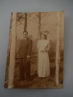 月よりの使者　上原謙、花柳小菊スチール　キャビネサイズ2枚　15.5cm-11cm　1949年

監督加戸敏の第二回作品。上原謙、花柳小菊「三十三の足跡」につぐ喜多川千鶴「天狗飛脚」につぐ相馬千恵子らが主演。

1949年製作／86分／日本
配給：大映
劇場公開日：1949年2月1日
あらすじ

高原の療養所である。患者戸塚、弘田、橋田などは「月よりの使者」とあだ名されるほど美しく気高い看護婦道子の献身的な看護の中に、静かに闘病生活を送っていた。近く退院して行く弘田が、ひそかに道子を愛していることを知った戸塚は、二人の為に一計を案じて白樺の林の中に、二人だけの時間を持たせた。弘田と道子は将来を固く誓ったが、そのころ弘田の病室に意外な待ち人が来ていた。それはかつて彼の許婚者であった弓子であった。封建的な親たちの一存から、一時許婚を解消したもののひたむきに弘田の愛を求めて五年間も待ち続けたという弓子の真情も知らず、弘田は弓子の来訪を迷惑気にけって、道子に対し「今夜十二時二十分駅まで来てくれ」と約束して病院を出た。迫る汽車の時間……そのころ、病院では橋田が死期を覚って多量の睡眠剤を飲んで、道子に手を取られながら死んで行った。かけつけた道子の眼の前に弘田の汽車は去って行った。そしてそれから幾とせ……生活の過労から病床に伏した道子は、保養を兼ねて湘南の別荘の派出看護婦として出張した。行った先の病人は今弘田と結婚している弓子であった。弓子は道子を知らなかった。道子に会った弘田は、当時の彼女の真情を初めて知り、長い心のわだかまりは一挙に解決したが、病床にあって、かつて夫の秘密の愛人が、道子であると覚った弓子は、二人の居ない部屋の中で、二人の新しい出発を祝しながら睡眠剤を服用して自らの生活を絶っていた。他殺か？自殺か？殺人容疑者として道子は裁きの庭に立ったが、遂に弓子が親友に贈ったフランス人形の縫い込みから遺書が発見されて、道子の疑いは晴れて、弘田と結ばれる。