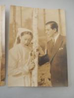 月よりの使者　上原謙、花柳小菊スチール　キャビネサイズ2枚　15.5cm-11cm　1949年

監督加戸敏の第二回作品。上原謙、花柳小菊「三十三の足跡」につぐ喜多川千鶴「天狗飛脚」につぐ相馬千恵子らが主演。

1949年製作／86分／日本
配給：大映
劇場公開日：1949年2月1日
あらすじ

高原の療養所である。患者戸塚、弘田、橋田などは「月よりの使者」とあだ名されるほど美しく気高い看護婦道子の献身的な看護の中に、静かに闘病生活を送っていた。近く退院して行く弘田が、ひそかに道子を愛していることを知った戸塚は、二人の為に一計を案じて白樺の林の中に、二人だけの時間を持たせた。弘田と道子は将来を固く誓ったが、そのころ弘田の病室に意外な待ち人が来ていた。それはかつて彼の許婚者であった弓子であった。封建的な親たちの一存から、一時許婚を解消したもののひたむきに弘田の愛を求めて五年間も待ち続けたという弓子の真情も知らず、弘田は弓子の来訪を迷惑気にけって、道子に対し「今夜十二時二十分駅まで来てくれ」と約束して病院を出た。迫る汽車の時間……そのころ、病院では橋田が死期を覚って多量の睡眠剤を飲んで、道子に手を取られながら死んで行った。かけつけた道子の眼の前に弘田の汽車は去って行った。そしてそれから幾とせ……生活の過労から病床に伏した道子は、保養を兼ねて湘南の別荘の派出看護婦として出張した。行った先の病人は今弘田と結婚している弓子であった。弓子は道子を知らなかった。道子に会った弘田は、当時の彼女の真情を初めて知り、長い心のわだかまりは一挙に解決したが、病床にあって、かつて夫の秘密の愛人が、道子であると覚った弓子は、二人の居ない部屋の中で、二人の新しい出発を祝しながら睡眠剤を服用して自らの生活を絶っていた。他殺か？自殺か？殺人容疑者として道子は裁きの庭に立ったが、遂に弓子が親友に贈ったフランス人形の縫い込みから遺書が発見されて、道子の疑いは晴れて、弘田と結ばれる。