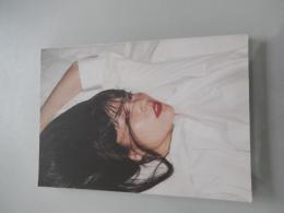 『kozue 2017-2018』限定版 秋元梢　直筆サイン入

秋元梢の30歳の人生が詰まったフォトブック限定発売国内外で活躍するモデル・秋元梢が、30歳の節目となる「2017-2018年」を記念し、『kozue 2017-2018』をリリース。

これまでたくさんの人たちと出会い、その度にそこにしかないストーリーを描くことができ、チャンスを貰ってきました。その１つ１つがあったからこそ、今の私があるんだと実感しています。たくさんの人に支えられてきた人生。それをこの本で、感じてもらえたらと思います。」と、秋元梢自身が語るように、本作では、東京だけでなく、ソウル、台北、パリなどの都市で撮影された、彼女のドキュメンタリー写真やファッション写真、さらに友人のファッションデザイナー、アーティスト、ミュージシャンなど多くのクリエイターたちによるイラストやエッセイなどを収録。そんなプライベート感満載の、フォトブックの貴重な未収録写真をご紹介。これらの写真の中で見せるリラックスした表情に、充実した日々が垣間見られる。たくさんの人たちによって支えられてきた秋元梢の人生を身近な仲間たちが捉えた、等身大の素顔。
