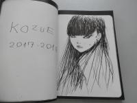 『kozue 2017-2018』限定版 秋元梢　直筆サイン入

秋元梢の30歳の人生が詰まったフォトブック限定発売国内外で活躍するモデル・秋元梢が、30歳の節目となる「2017-2018年」を記念し、『kozue 2017-2018』をリリース。

これまでたくさんの人たちと出会い、その度にそこにしかないストーリーを描くことができ、チャンスを貰ってきました。その１つ１つがあったからこそ、今の私があるんだと実感しています。たくさんの人に支えられてきた人生。それをこの本で、感じてもらえたらと思います。」と、秋元梢自身が語るように、本作では、東京だけでなく、ソウル、台北、パリなどの都市で撮影された、彼女のドキュメンタリー写真やファッション写真、さらに友人のファッションデザイナー、アーティスト、ミュージシャンなど多くのクリエイターたちによるイラストやエッセイなどを収録。そんなプライベート感満載の、フォトブックの貴重な未収録写真をご紹介。これらの写真の中で見せるリラックスした表情に、充実した日々が垣間見られる。たくさんの人たちによって支えられてきた秋元梢の人生を身近な仲間たちが捉えた、等身大の素顔。